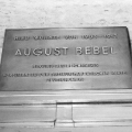 Gedenksteinenthüllung in Berlin 1960: Bronzetafel am Hauseingang des langjährigen Wohnorts von Bebel.