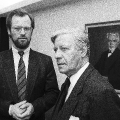 August Bebel im Büro des ehemaligen Bundeskanzlers: Helmut Schmidt, hier zusammen mit Rudolf Scharping (1987).