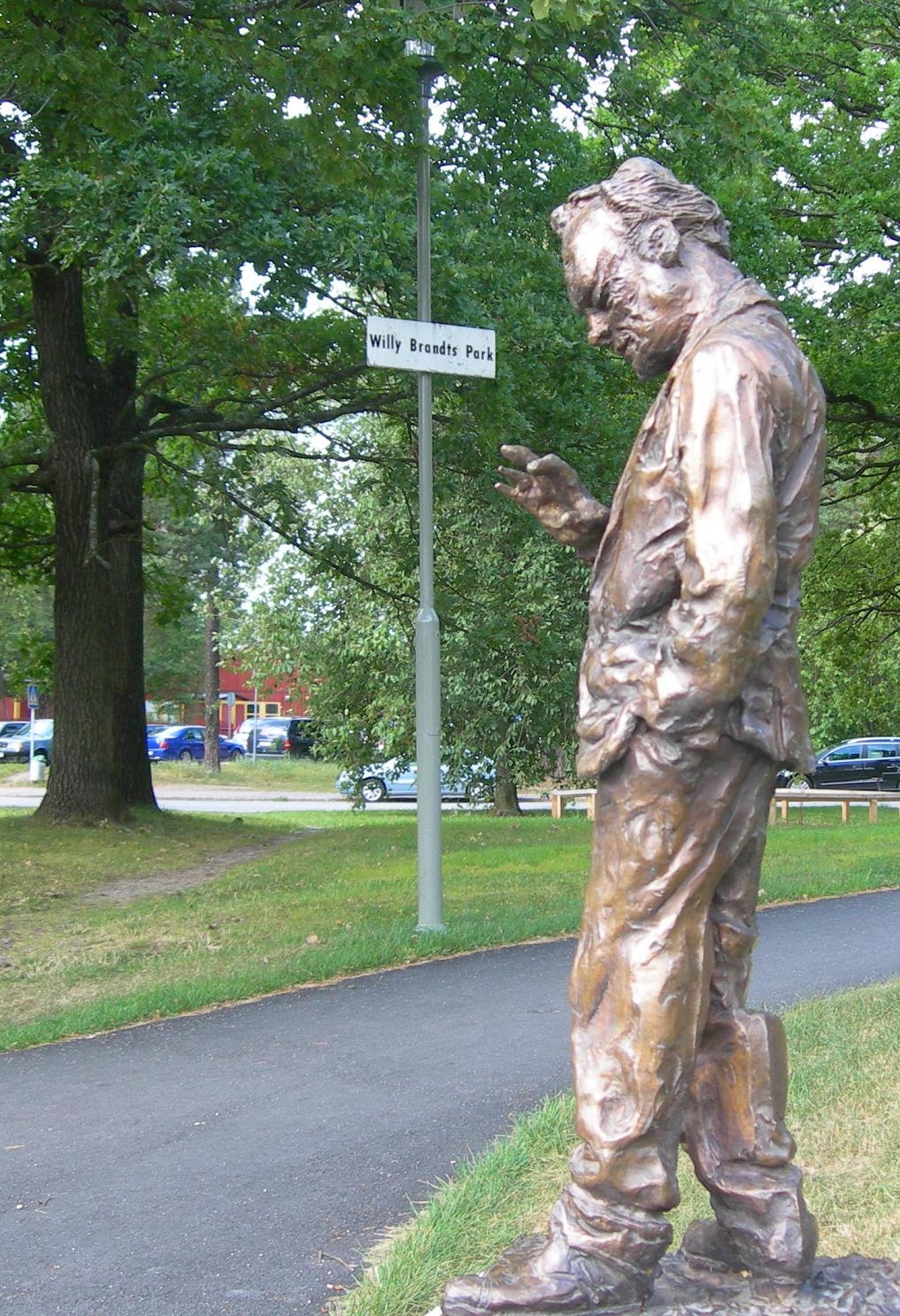 Seltenes Beispiel für sozialdemokratische Erinnerungskultur im ehemaligen Exil: Auf Initiative der schwedischen Sozialdemokraten wurde 2007 eine Kopie der Willy-Brandt-Skulptur aus der SPD-Zentrale in Berlin angefertigt und im „Willy Brandts Park“ im Stockholmer Süden aufgestellt; Bildrechte: Vattkoppa, Wikimedia Commons
