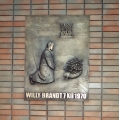 ...eine Bronzeplatte am Willy Brandt-Platz in Warschau von...