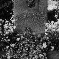 …wird 1947 auf dem Friedhof beigesetzt.