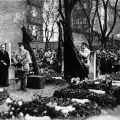 1931 stirbt er an den Folgen einer Gallenoperation, ein großer Trauerzug von Sozialdemokraten und Mitgliedern des Reichsbanners zieht durch Berlin und setzt ihn in Friedrichsfelde bei