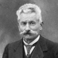 Carl Legien ist 1913 der erste Präsident des neu gegründeten Internationalen Gewerkschaftsbundes. 1919 wird er der Vorsitzende des ADGB.